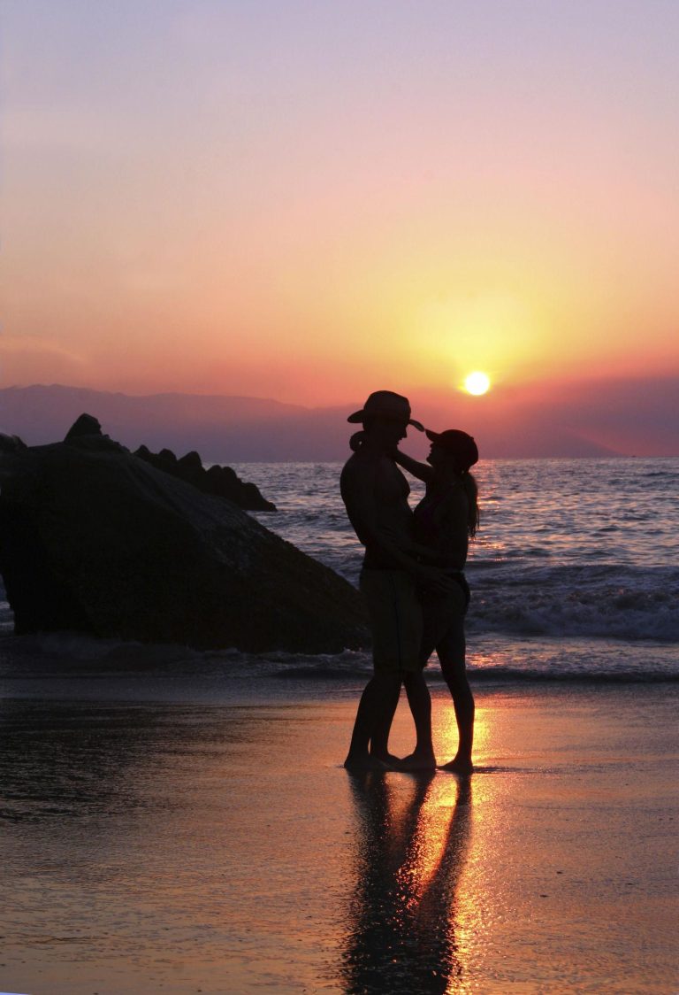 22 Couple Photo Ideas Aesthetic To Spend Quality Time Together