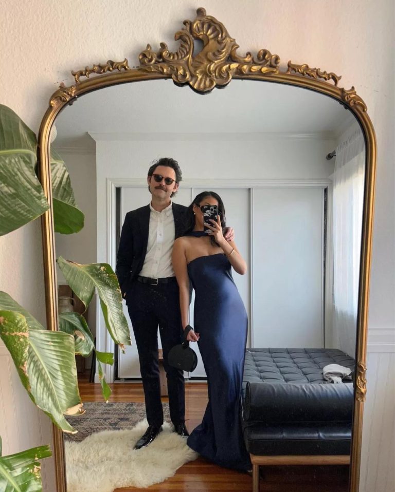 18 Couple Mirror Pose Ideas To Bring You Closer